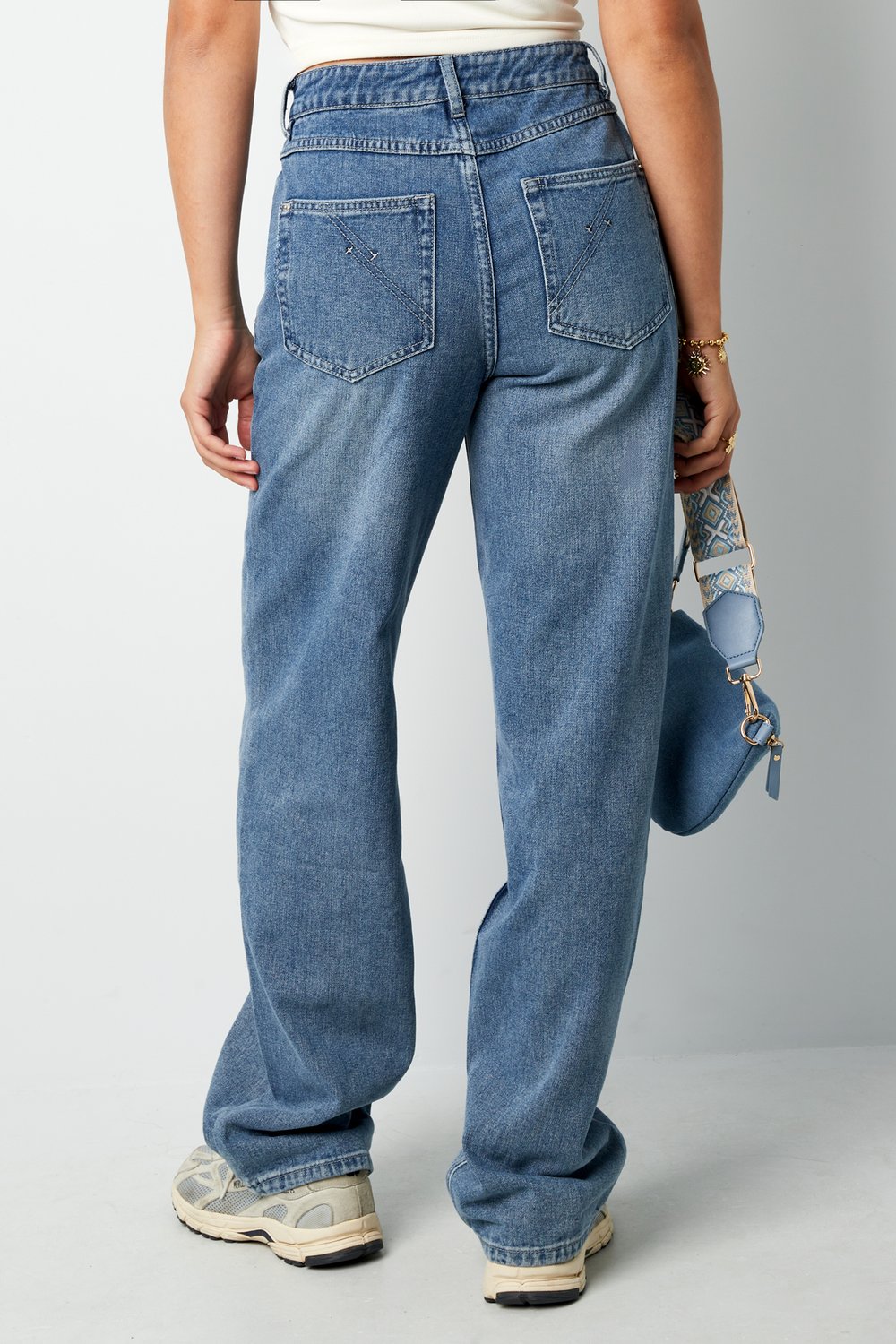 Jeans mit ausgestelltem Bein h5Bild11